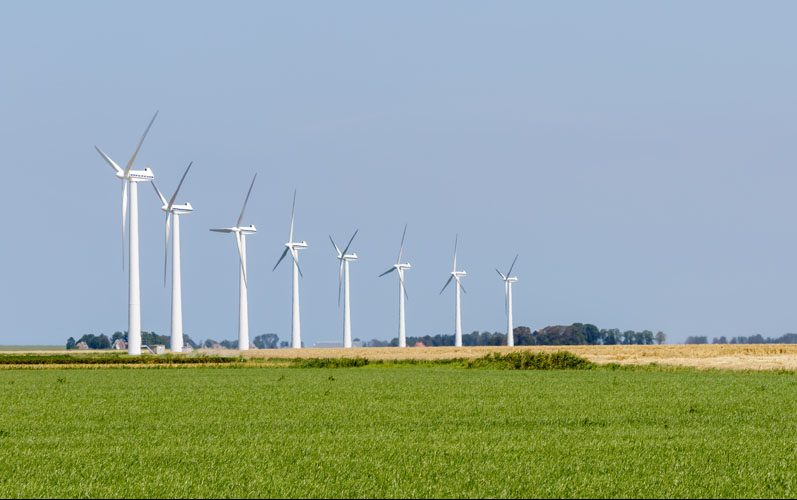 De rij windmolens bij Hallum in het Friese landschap