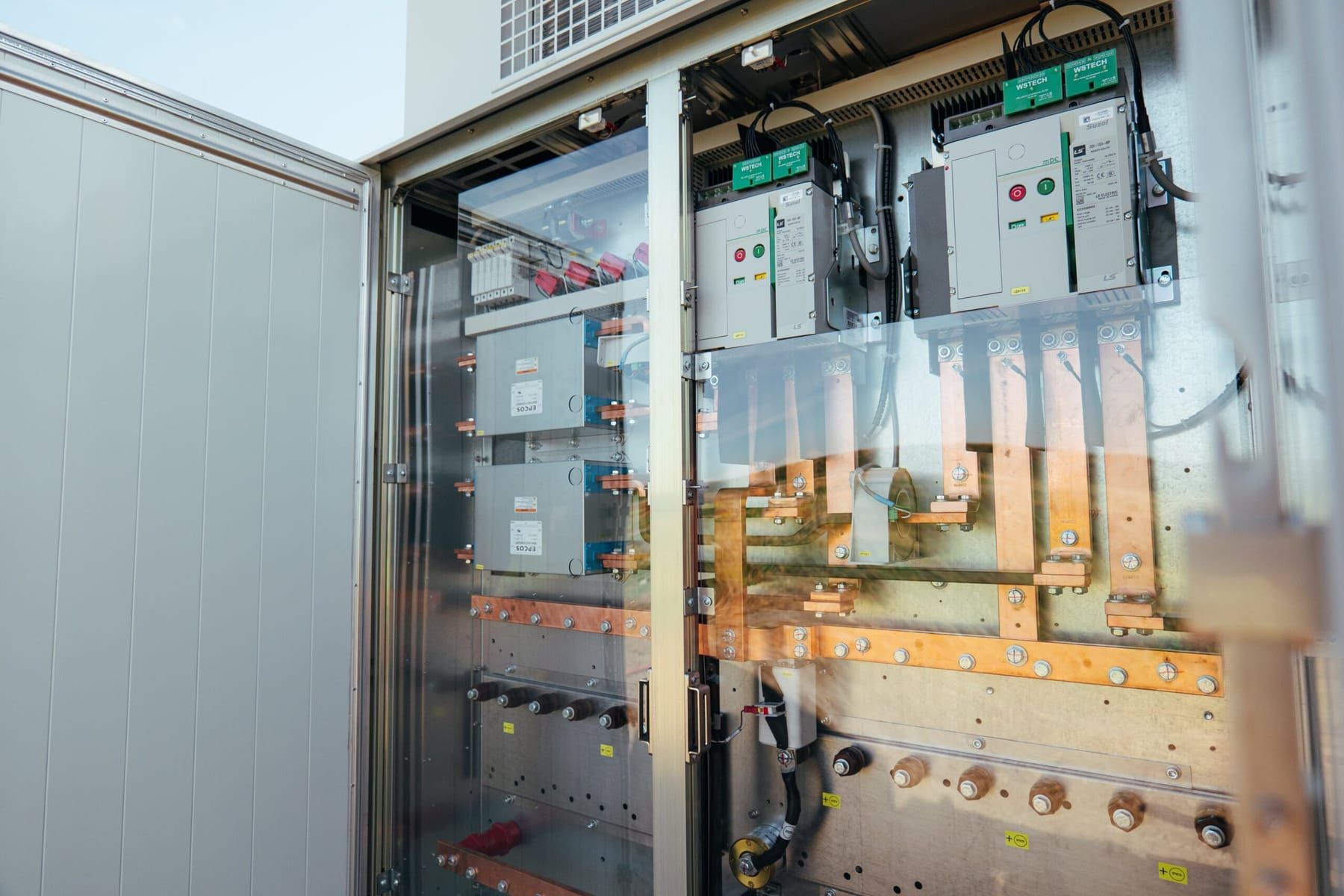 Batterijcontainer met geopende deuren tijdens onderhoud