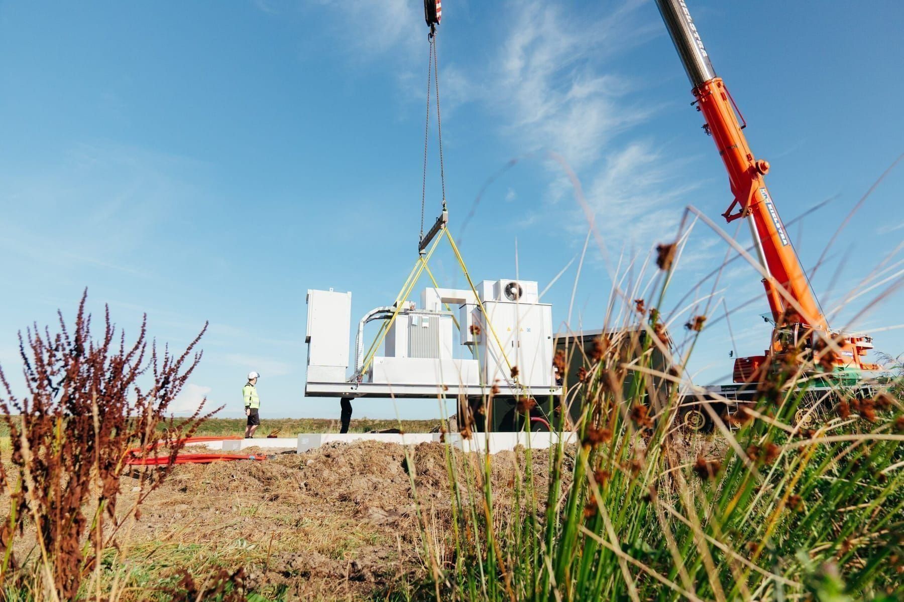 Batterijcontainers van AQ Storage op een verhard terrein