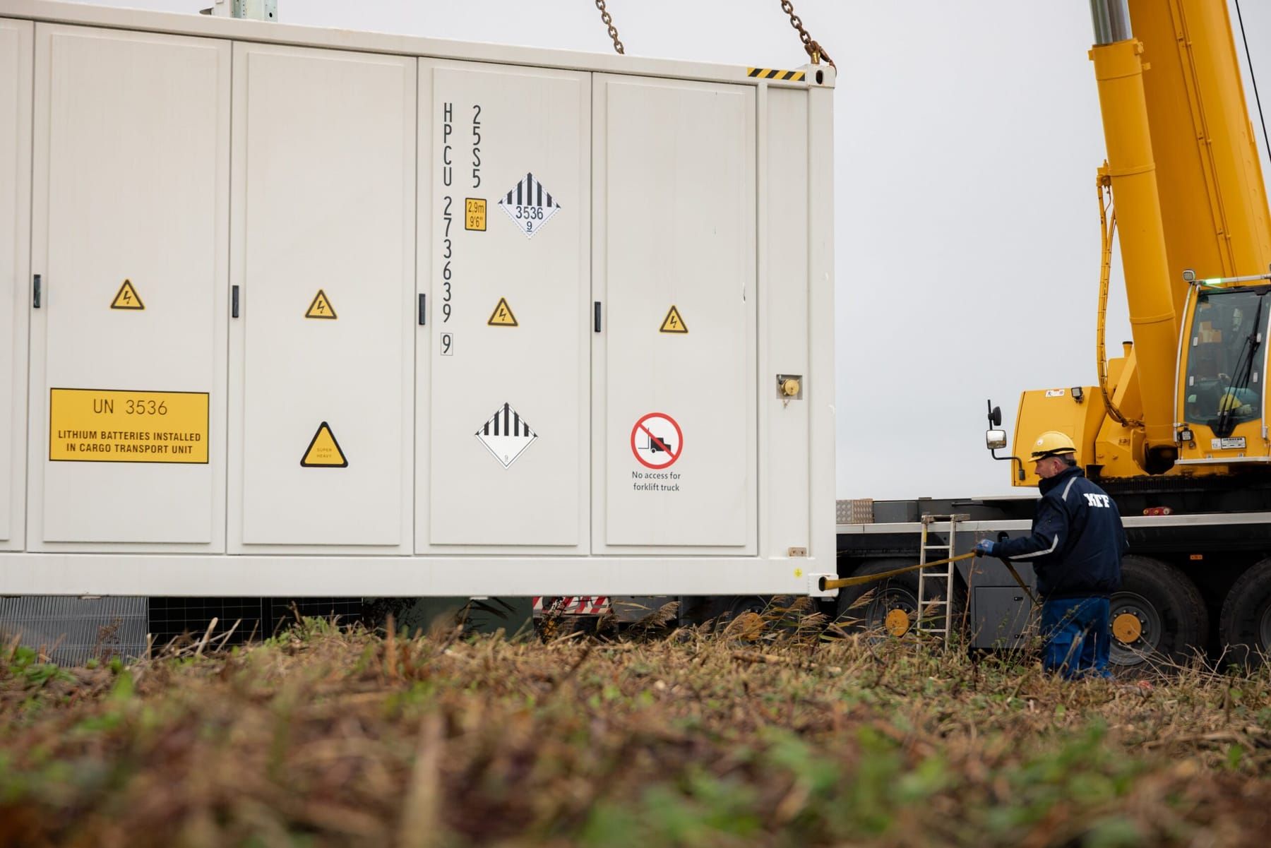 Geplaatste batterijcontainer met de aansluitkast ernaast