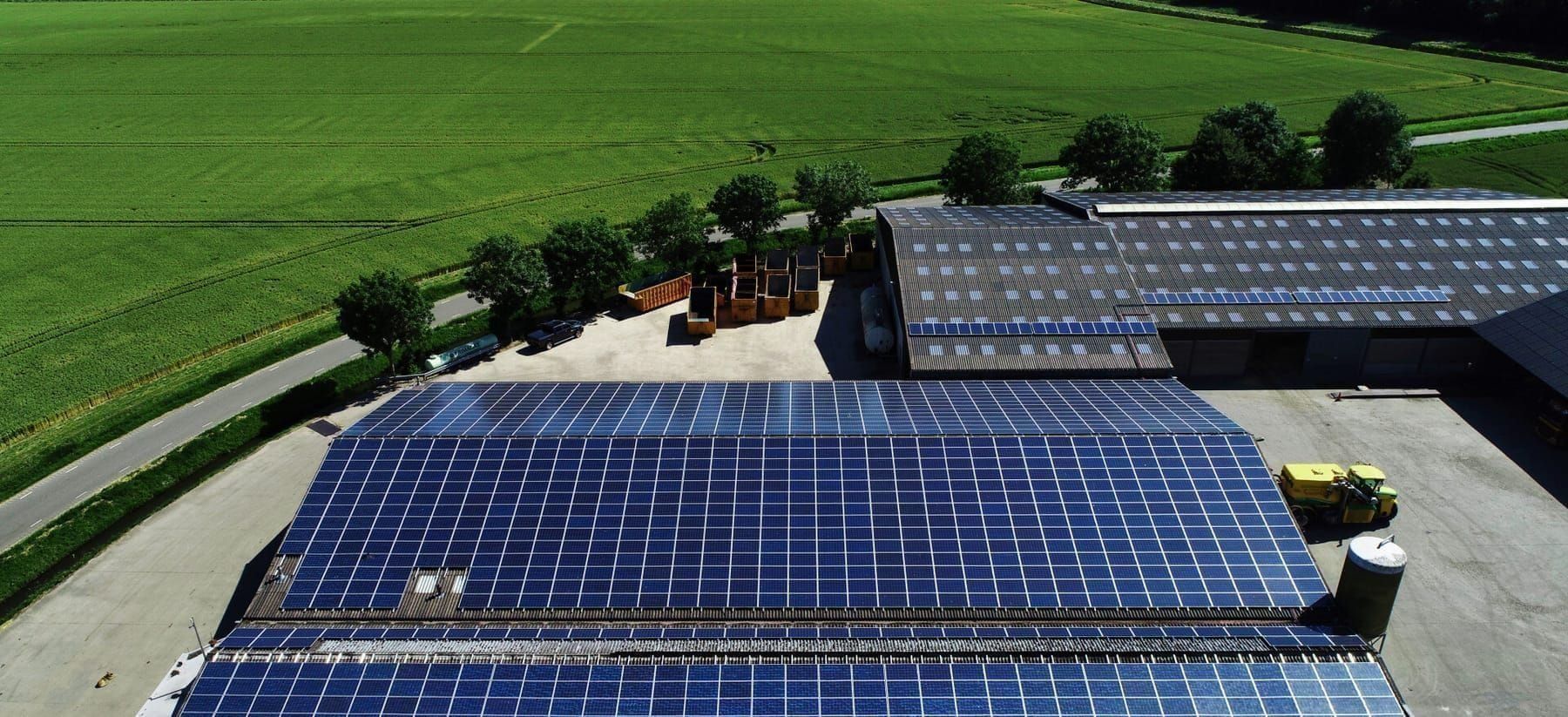 Zonnedak op een bedrijfspand met een batterij ernaast