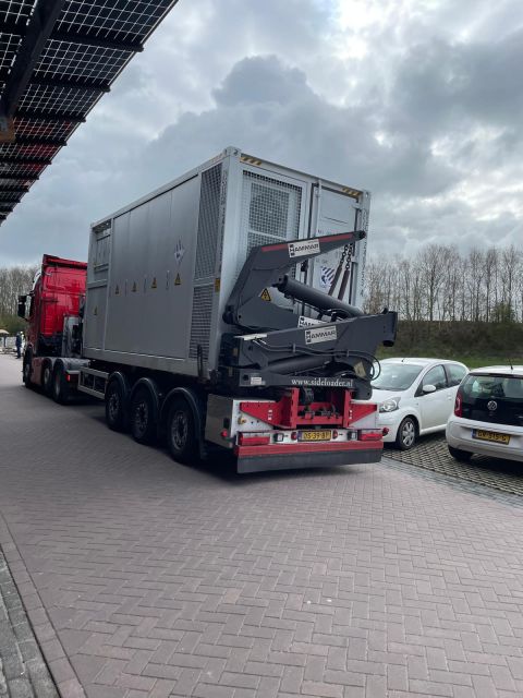 Batterijcontainer op het terrein van Ziekenhuis Nij Smellinghe in Drachten