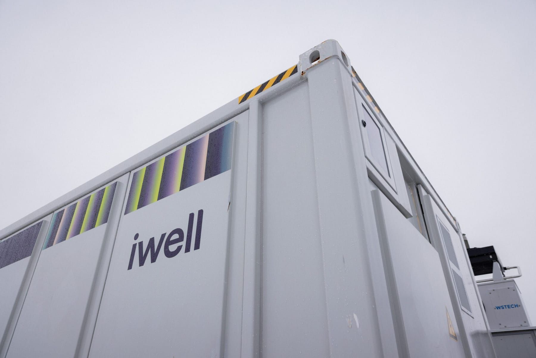 Batterijcontainers van AQ Storage bij een zonnepark