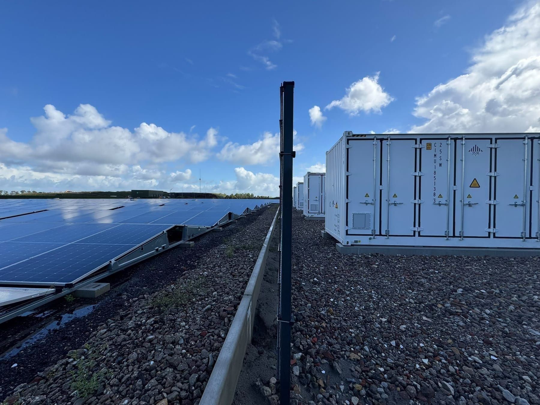 De batterijcontainers van de uitbreiding in aanbouw, langs het zonneveld bij de kwekerij in Middenmeer